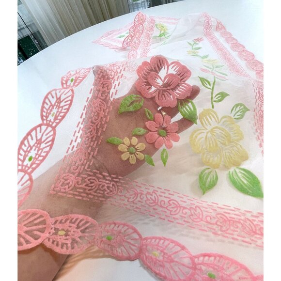 Vintage 1950s table runner, pink scalloped flocked fabric, MCM table decor - Picture 4 of 10